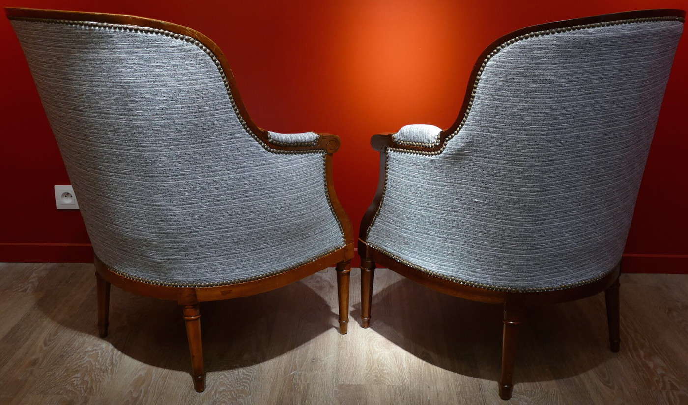 Paire de larges bergères de style Louis XVI en bois naturel. – Image 4